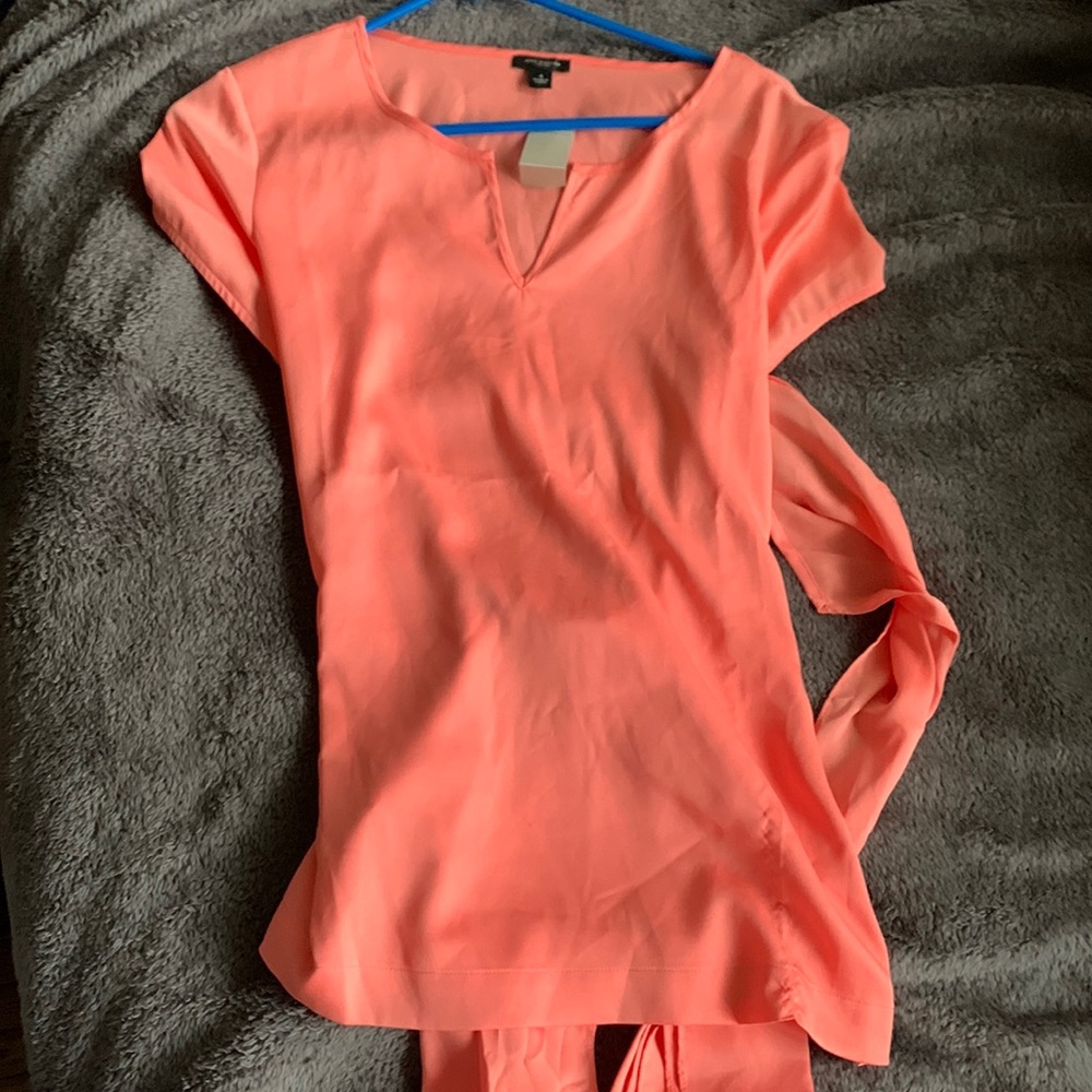 Peach silk Ann Taylor top with waist tag. Size 4. Never worn